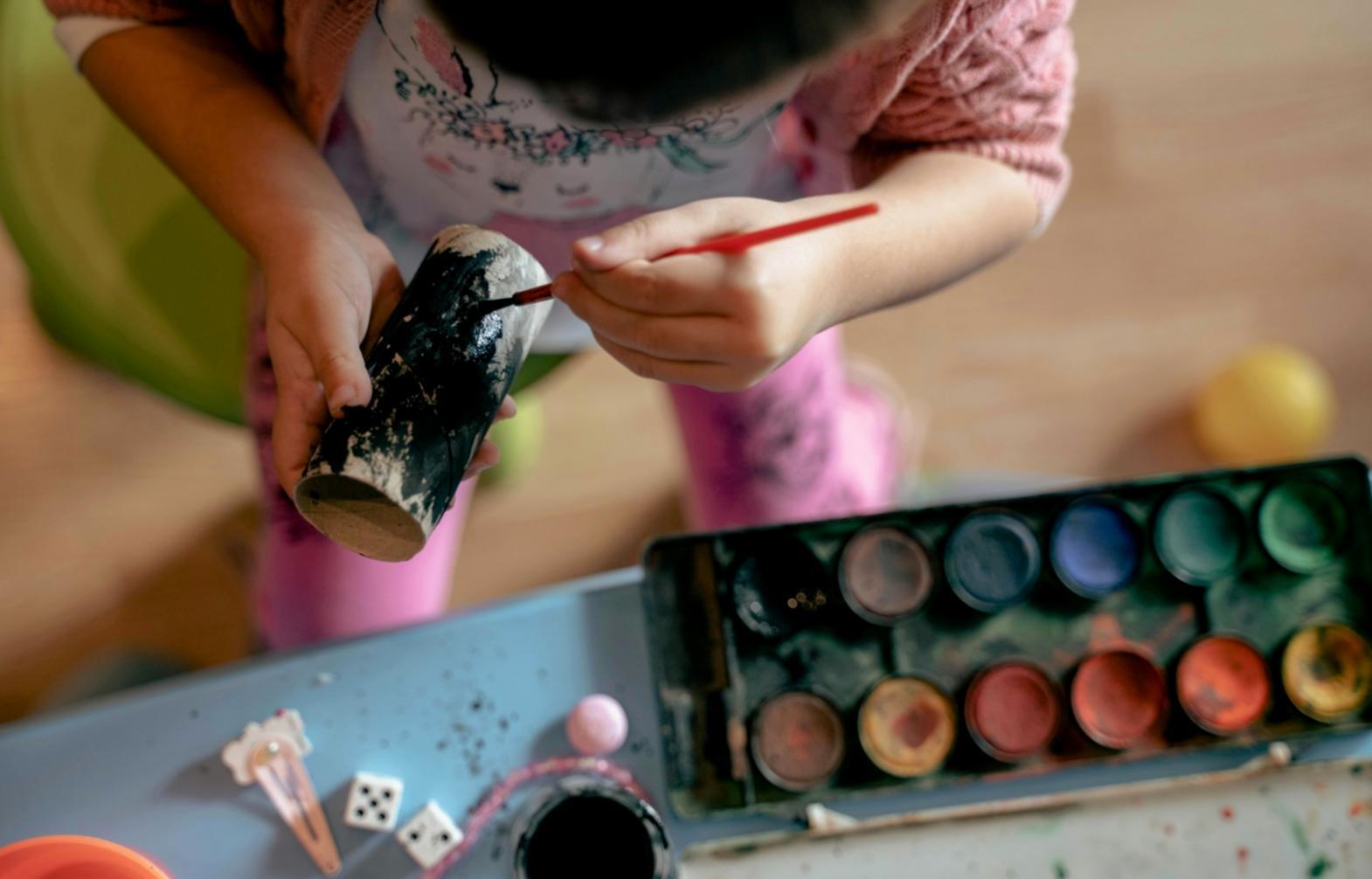 Primo piano di materiali artistici per acquerello con pennelli professionali e carta di qualità