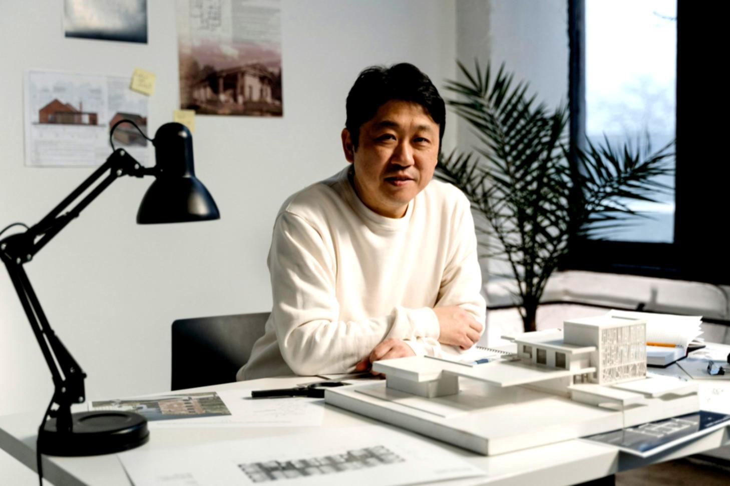 Tavolo da lavoro con schizzi e acquerelli