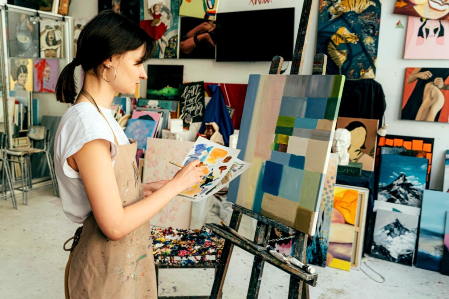 Spazio di lavoro organizzato con materiali per acquerello su tavolo luminoso